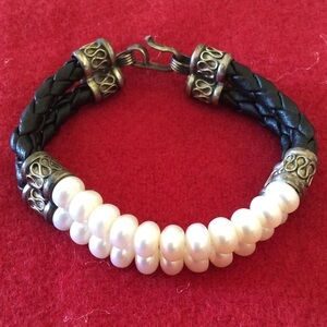 🌹Pearl and Black leather Bracelet🌹